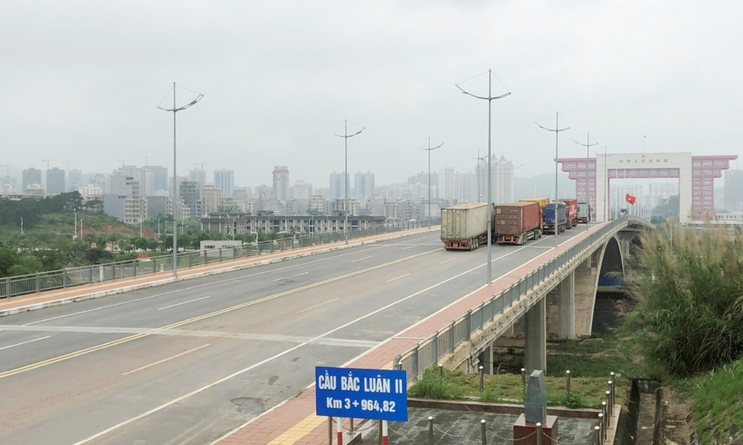 Khách sử dụng hộ chiếu và sổ thông hành du lịch biên giới và 6 mặt hàng được phép thông quan qua Cửa khẩu Bắc Luân II. Ảnh: Báo Quảng Ninh