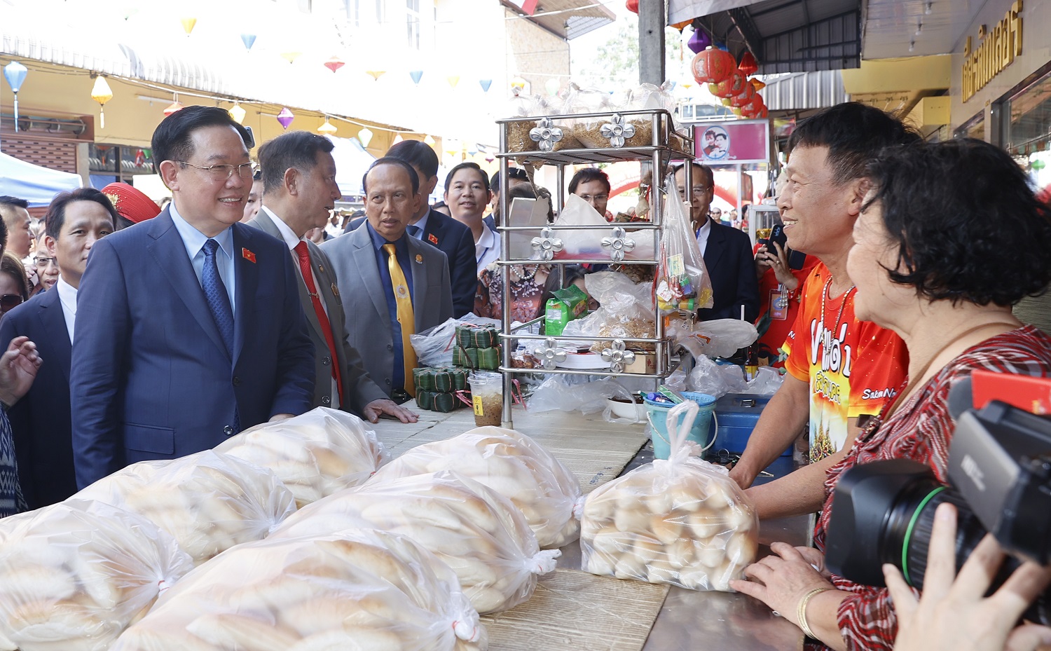 Chủ tịch Quốc hội Vương Đình Huệ thăm hỏi bà con kiều bào. Ảnh: Quốc hội.