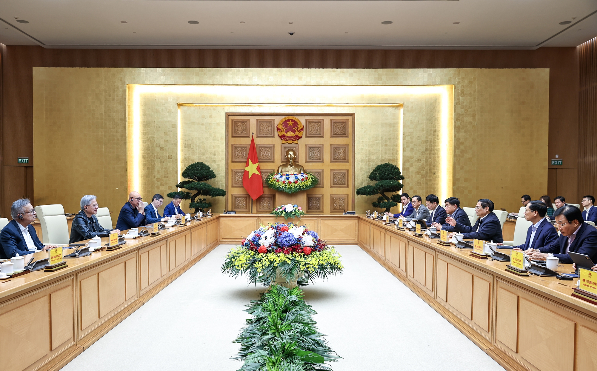 Thủ tướng cho biết rất coi trọng chuyến l&agrave;m việc của Chủ tịch NVIDIA, thể hiện sự tin tưởng v&agrave; ủng hộ cao đối với Việt Nam.&nbsp;Ảnh: VGP/Nhật Bắc