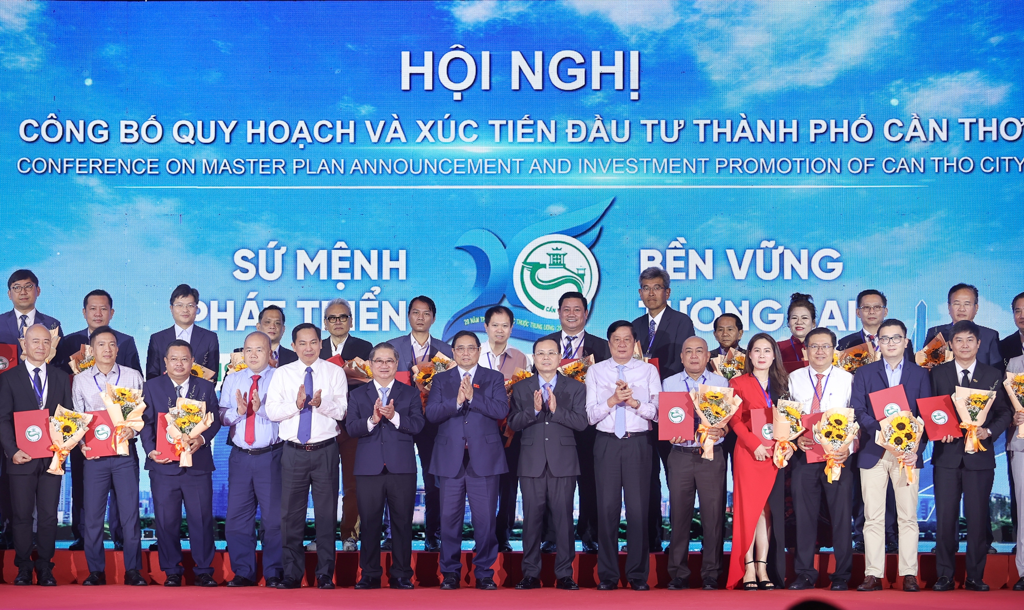 Thủ tướng và lãnh đạo TP. Cần Thơ chúc mừng các doanh nghiệp và đơn vị được trao biên bản ghi nhớ chủ trương đầu tư. Ảnh: VGP.