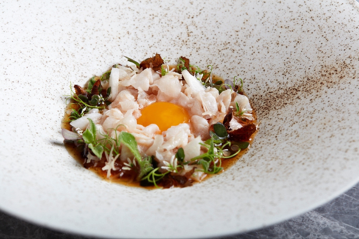 M&oacute;n Lưỡi c&aacute; sấu được ăn k&egrave;m ch&aacute;o gạo Nhật v&agrave; l&ograve;ng đỏ trứng ng&acirc;m tương kiểu Nhật mang đến trải nghiệm ẩm thực độc đ&aacute;o.