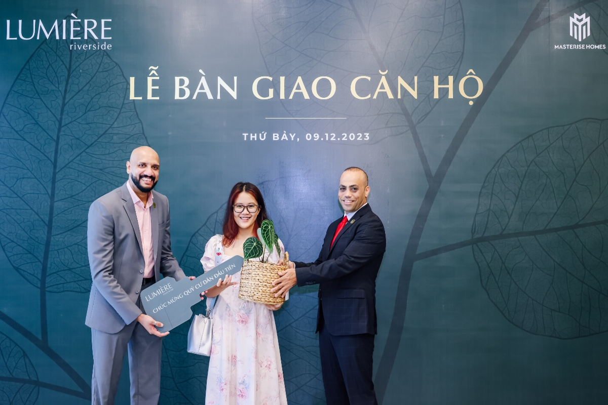 Đại diện Masterise Homes ch&agrave;o đ&oacute;n c&aacute;c dư d&acirc;n v&agrave; tặng qu&agrave; &yacute; nghĩa theo đ&uacute;ng phong c&aacute;ch xanh &ldquo;leafscape&rdquo; độc đ&aacute;o của dự &aacute;n.