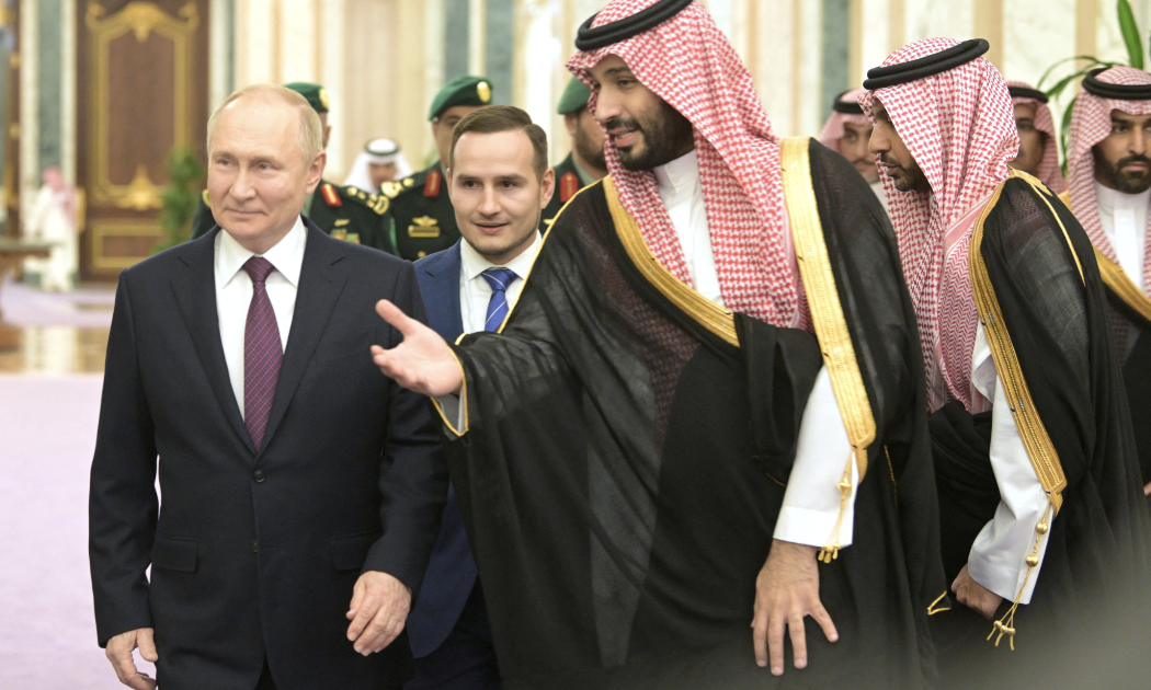 Tổng thống Nga Vladimir Putin (trái) và thái tử Mohammed bin Salman của Saudi Arabia trong chuyến thăm Riyadh của ông Putin hôm 6/12 - Ảnh: Sputnik/Reuters.