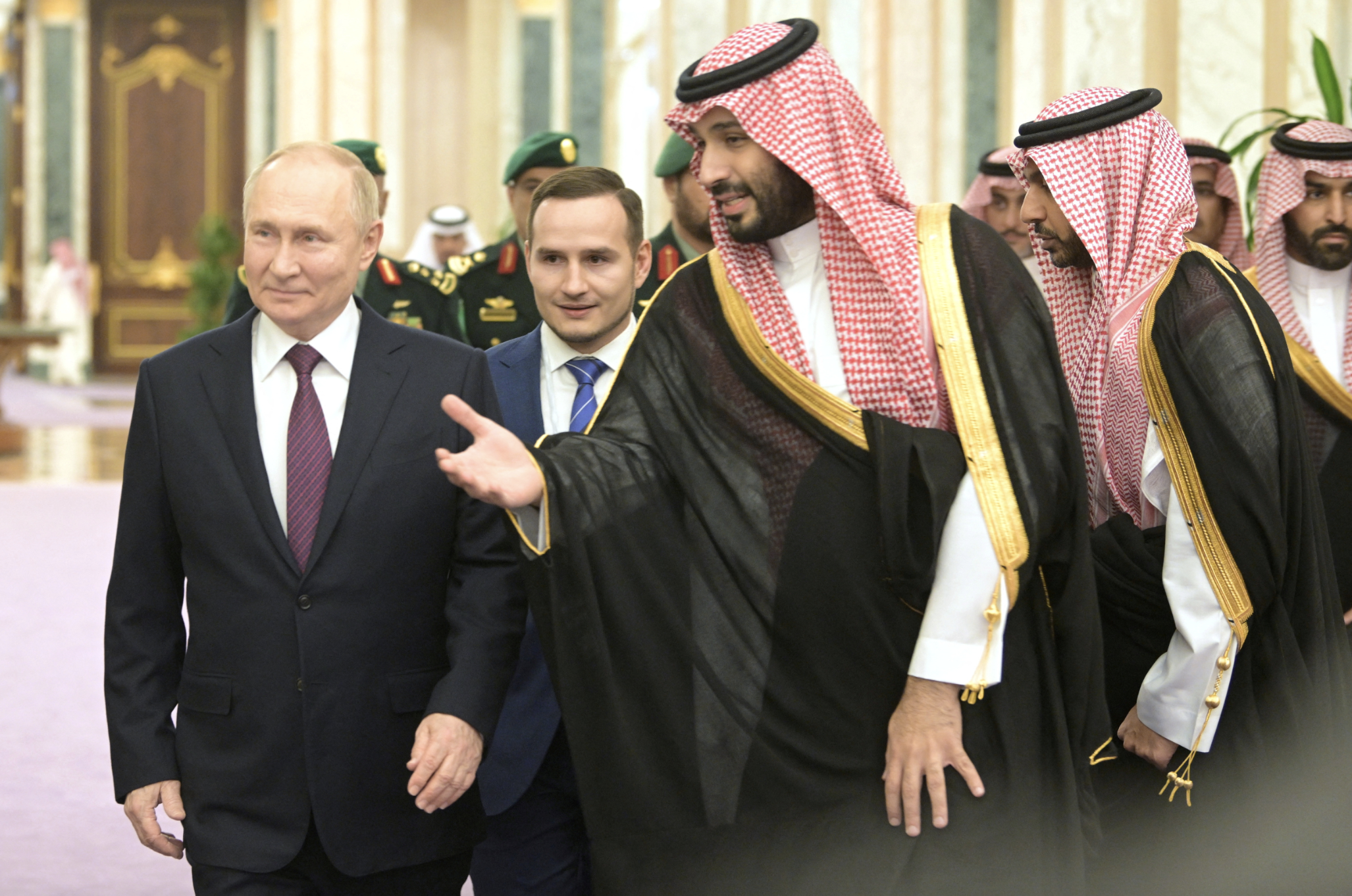 Tổng thống Nga Vladimir Putin (trái) và thái tử Mohammed bin Salman của Saudi Arabia trong chuyến thăm Riyadh của ông Putin hôm 6/12 - Ảnh: Sputnik/Reuters.