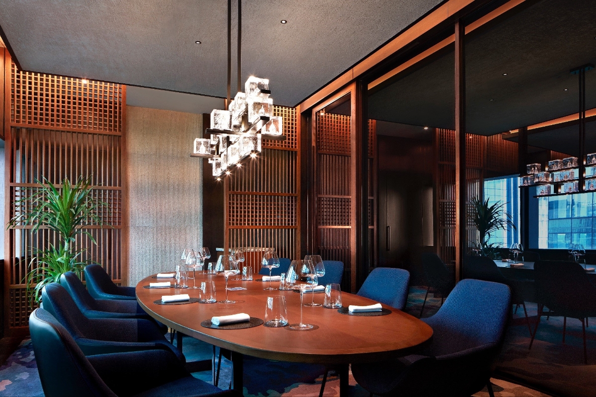 Ph&ograve;ng ăn ri&ecirc;ng được thiết kế t&aacute;ch biệt với kh&ocirc;ng gian b&ecirc;n ngo&agrave;i, th&iacute;ch hợp cho những buổi gặp gỡ th&acirc;n mật c&ugrave;ng đối t&aacute;c.