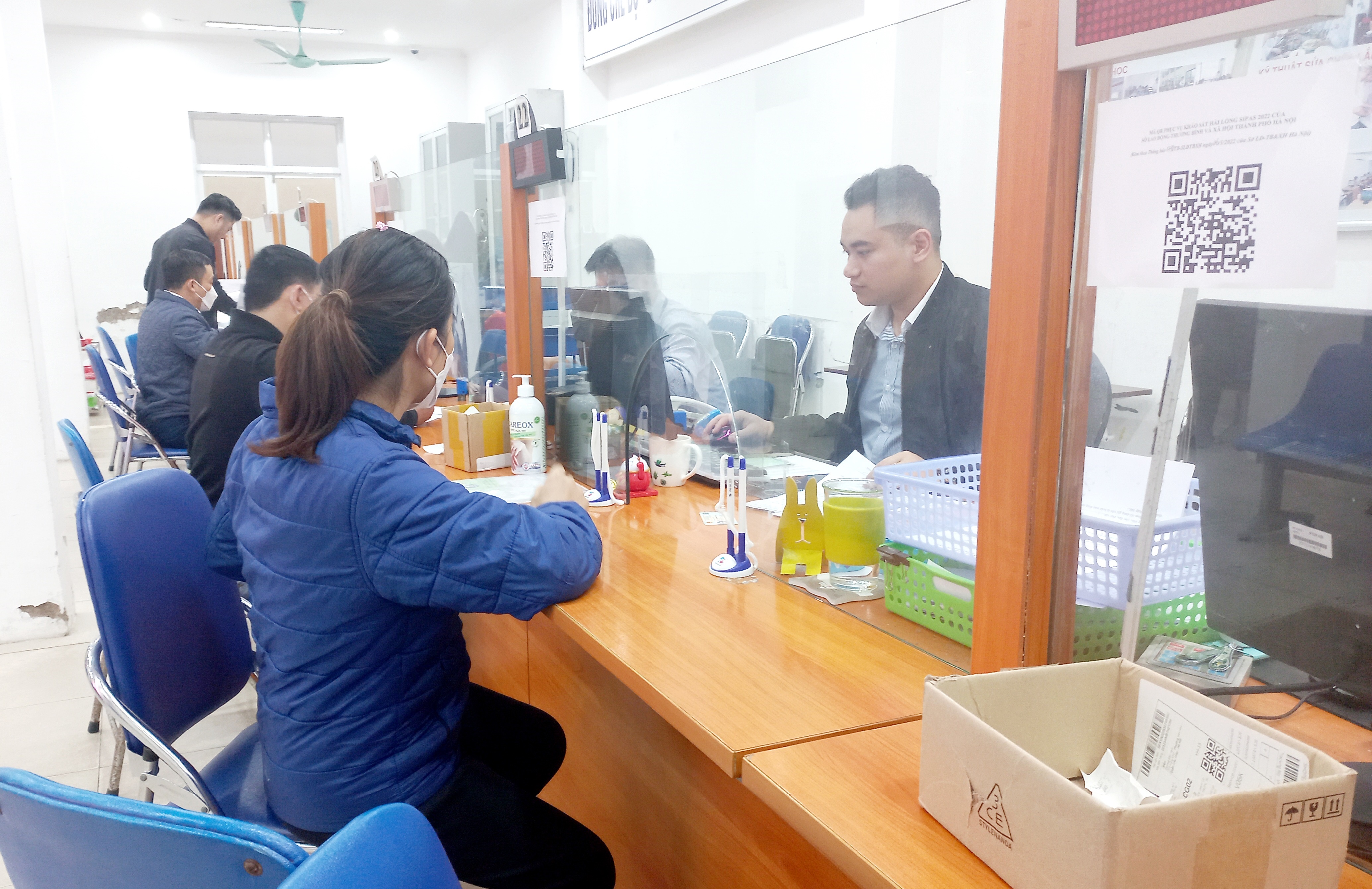 Lao động làm thủ tục hưởng bảo hiểm thất nghiệp tại Hà Nội. Ảnh - N.Dương.