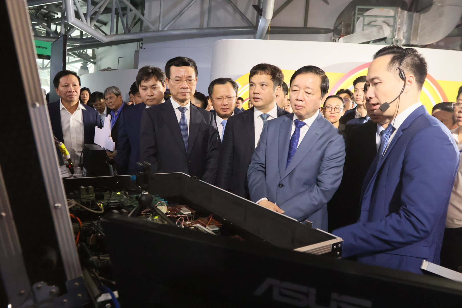 Ph&oacute; Thủ tướng Trần Hồng H&agrave;, Bộ trưởng Bộ Th&ocirc;ng tin v&agrave; Truyền th&ocirc;ng Nguyễn Mạnh H&ugrave;ng c&ugrave;ng c&aacute;c đại biểu thăm quan c&aacute;c gian trưng b&agrave;y giải ph&aacute;p sản phẩm c&ocirc;ng nghệ Make in Vietnam.