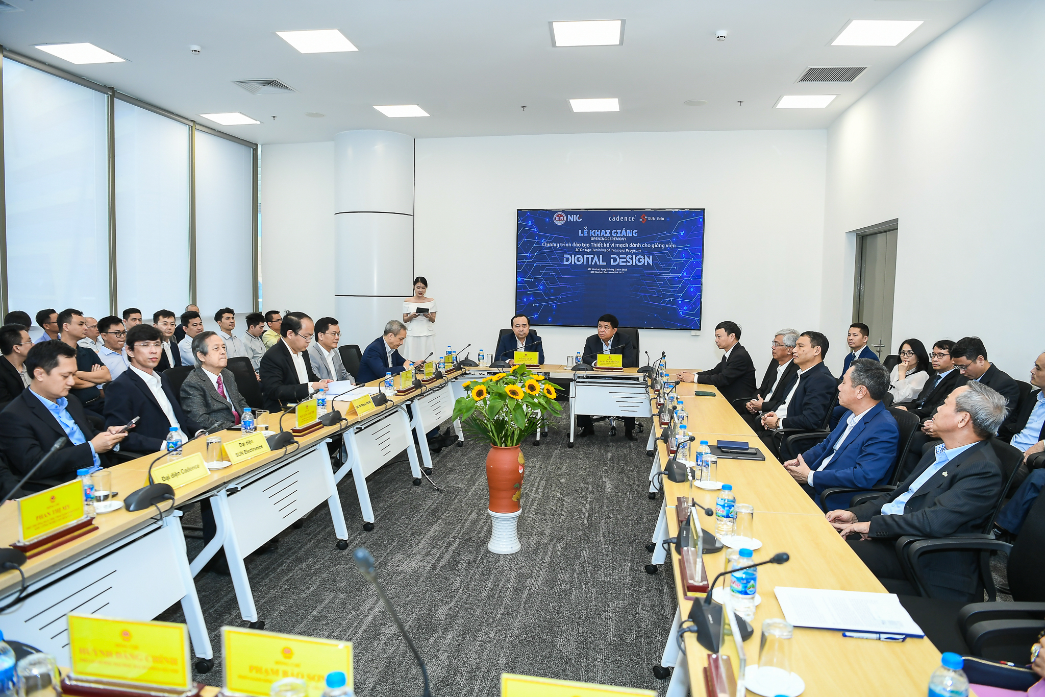 Bộ trưởng Bộ Kế hoạch và Đầu tư Nguyễn Chí Dũng cùng lãnh đạo các bộ ngành tại buổi khai giảng khóa đào tạo chuyên sâu đầu tiên về thiết kế vi mạch cho giảng viên.