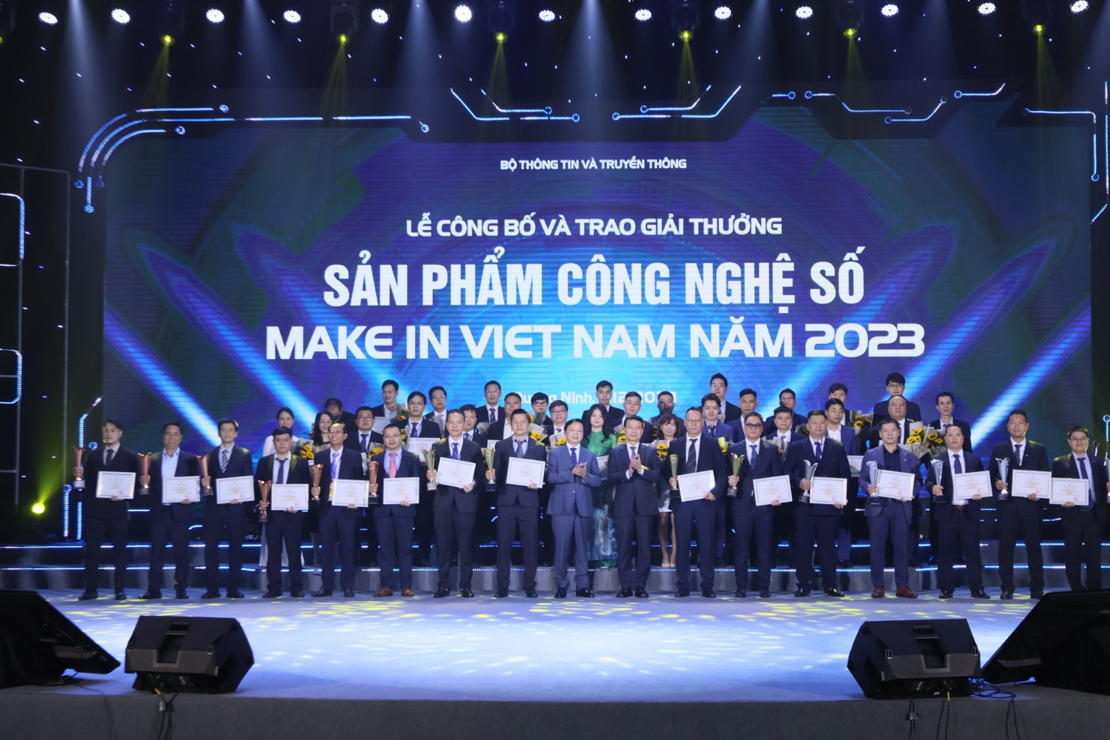 Phó Thủ tướng Trần Hồng Hà và Bộ trưởng Bộ Thông tin và Truyền thông Nguyễn Mạnh Hùng trao giải thưởng sản phẩm công nghệ số Make in Vietnam 2023.