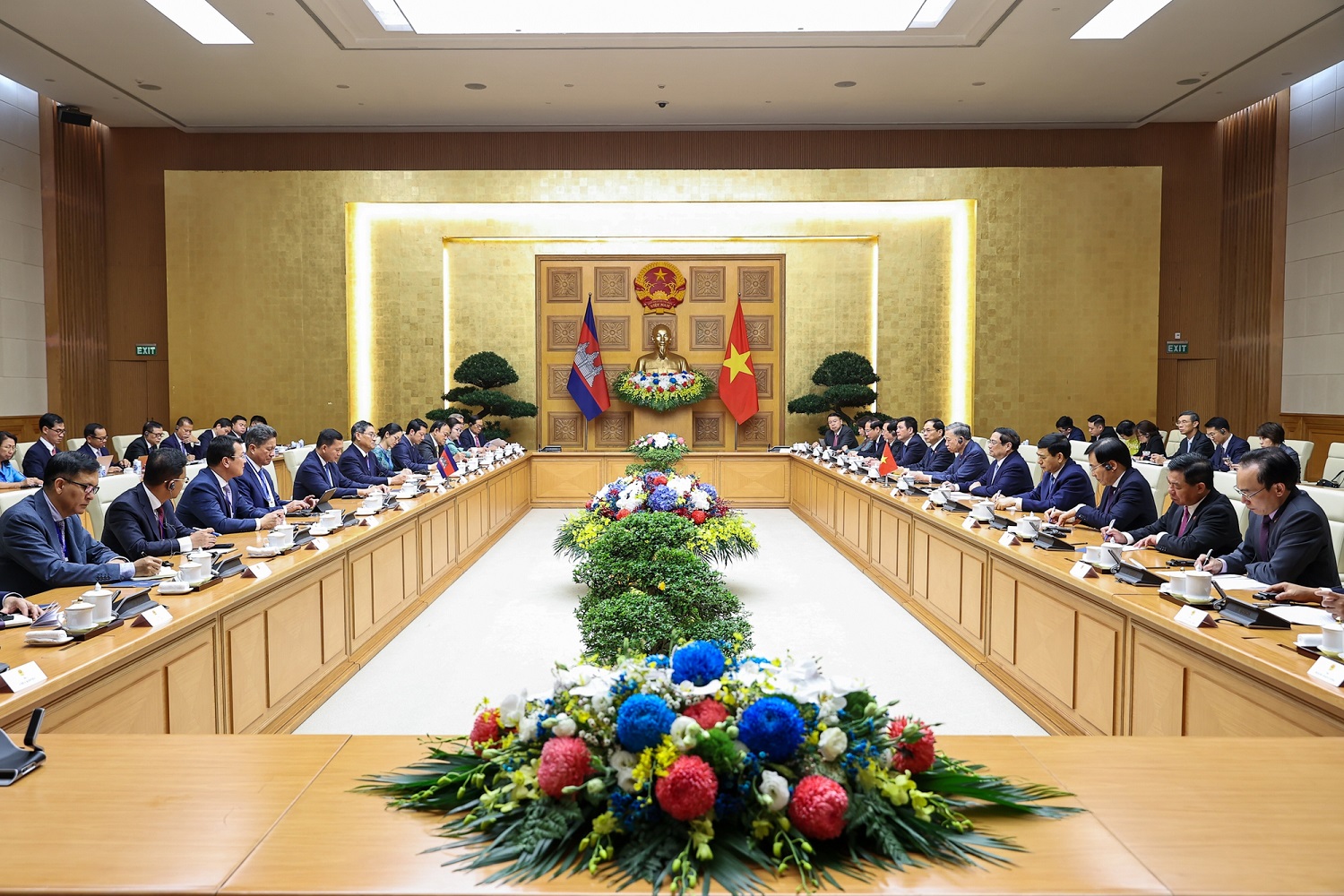 Thủ tướng Chính phủ Phạm Minh Chính hội đàm với Thủ tướng Samdech Moha Bovor Thipadei Hun Manet. Ảnh: VGP.