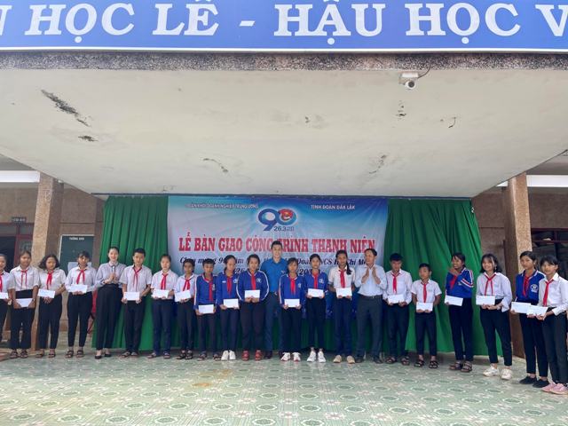 Đại diện SCIC trao tặng tài trợ tại trường THCS Y Ngông Niê Kđăm- tỉnh Đắk Lắk- hưởng ứng Tháng Thanh niên hướng tới kỷ niệm 90 năm ngày thành lập đoàn TNCS Hồ Chí Minh.