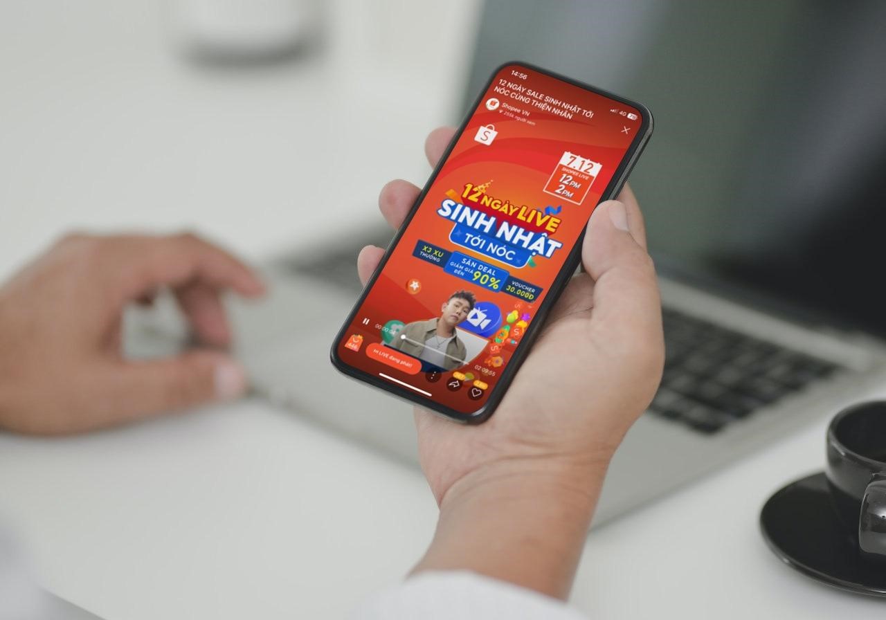Livestream vào các khung giờ cố định và liên tục nhiều ngày đang là xu thế nổi bật trên Shopee Live nhờ mang lại kết quả tích cực. Nhiều chính sách hỗ trợ hấp dẫn cho hình thức này cũng được Shopee đưa ra tại sự kiện 12/12, tạo điểm tựa giúp doanh nghiệp đạt doanh thu kỳ vọng.