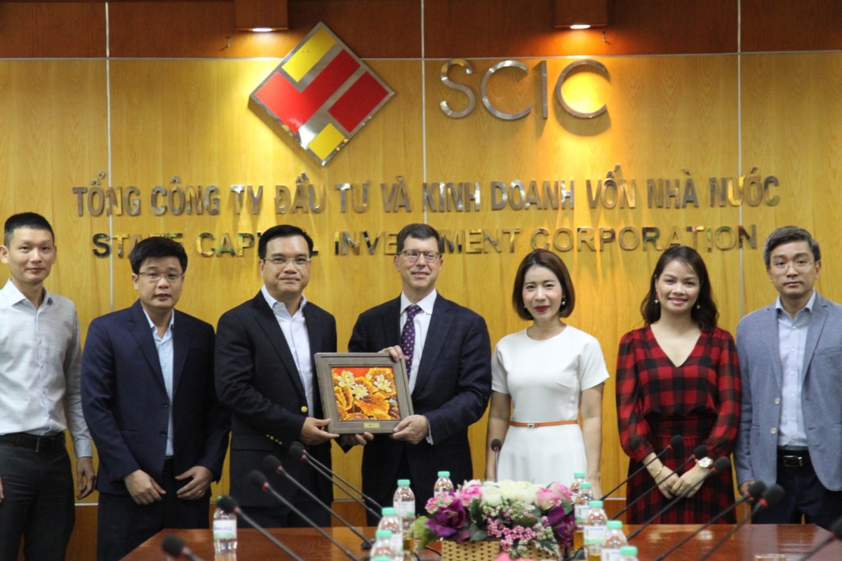 C&aacute;c b&ecirc;n chụp ảnh lưu niệm tại buổi l&agrave;m việc.