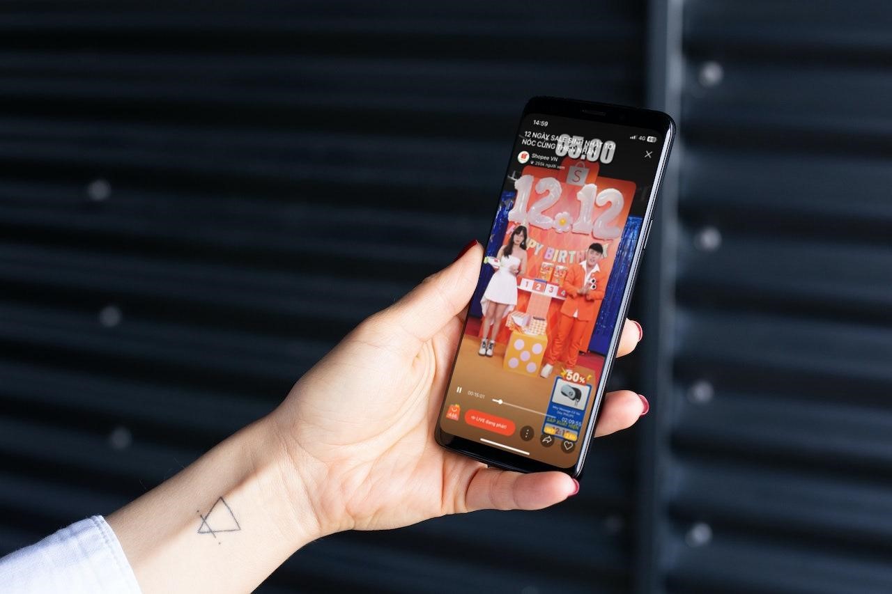 Chương trình &ldquo;12 Ngày Lives Sinh nh&acirc;̣t tới nóc&rdquo; mang đến nhiều thử thách mới lạ như khui quà sinh nh&acirc;̣t, thi hát karaoke, gi&uacute;p tăng tính giải trí và giữ ch&acirc;n người xem l&acirc;u hơn đ&ecirc;́n khi các ưu đãi được tung ra.