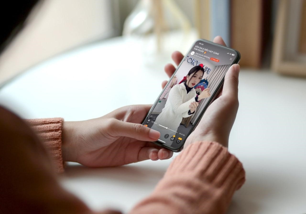 TokyoLife l&agrave; một trong những thương hi&ecirc;̣u t&iacute;ch cực livestream xuy&ecirc;n suốt dịp 11/11, bao gồm tham gia KOL Super Livestream Show. Ri&ecirc;ng trong ng&agrave;y 11/11, thương hi&ecirc;̣u ghi nhận tăng g&acirc;́p 3 l&acirc;̀n lượng đơn và g&acirc;́p 2 l&acirc;̀n doanh thu so với dịp 10/10.