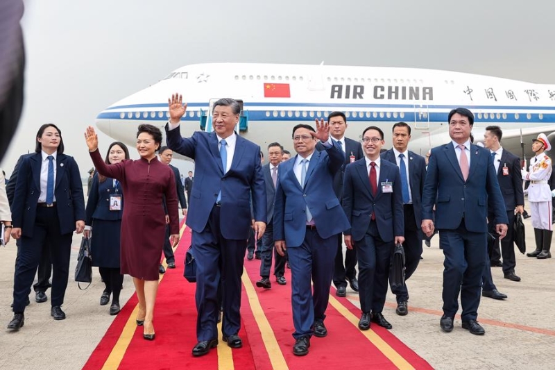 Xi Jinping arrives in Hanoi