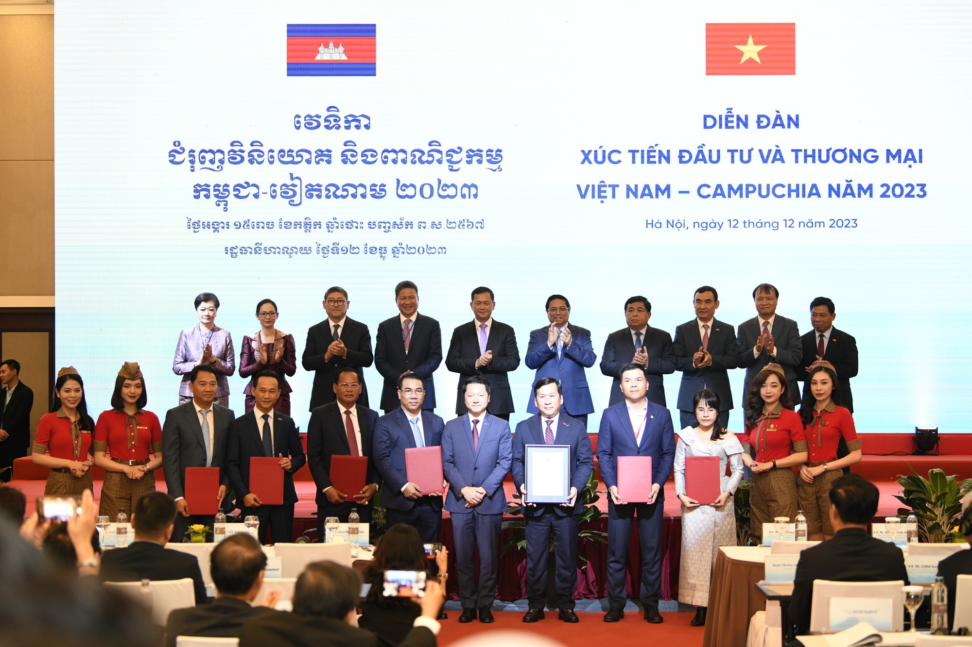 Thủ tướng Phạm Minh Chính và Thủ tướng Hun Manet chứng kiến lễ trao giấy chứng nhận đầu tư, các biên bản thoả thuận hợp tác - Ảnh: VGP.