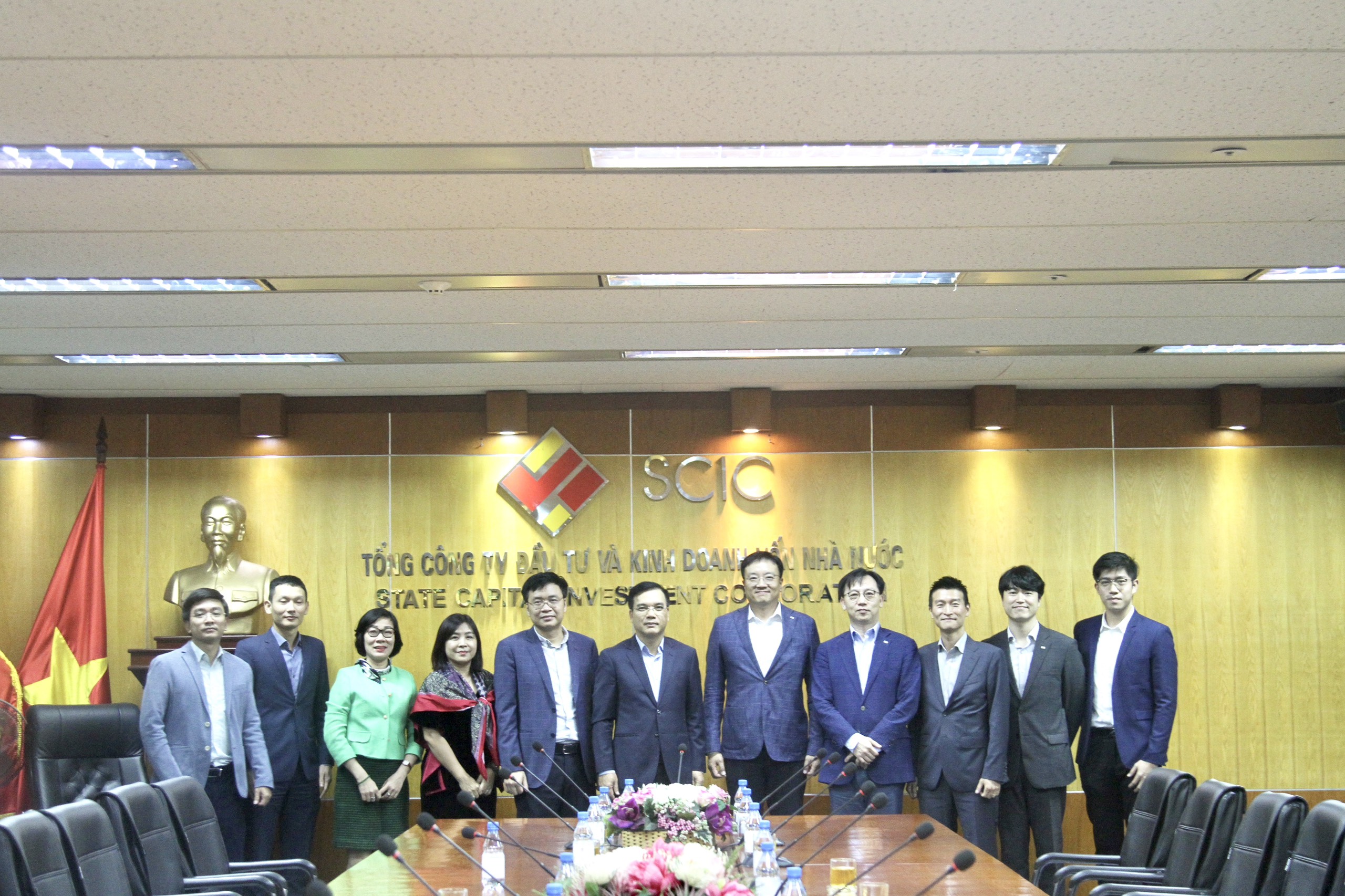 Các đại biểu chụp ảnh kỷ niệm tại buổi làm việc.