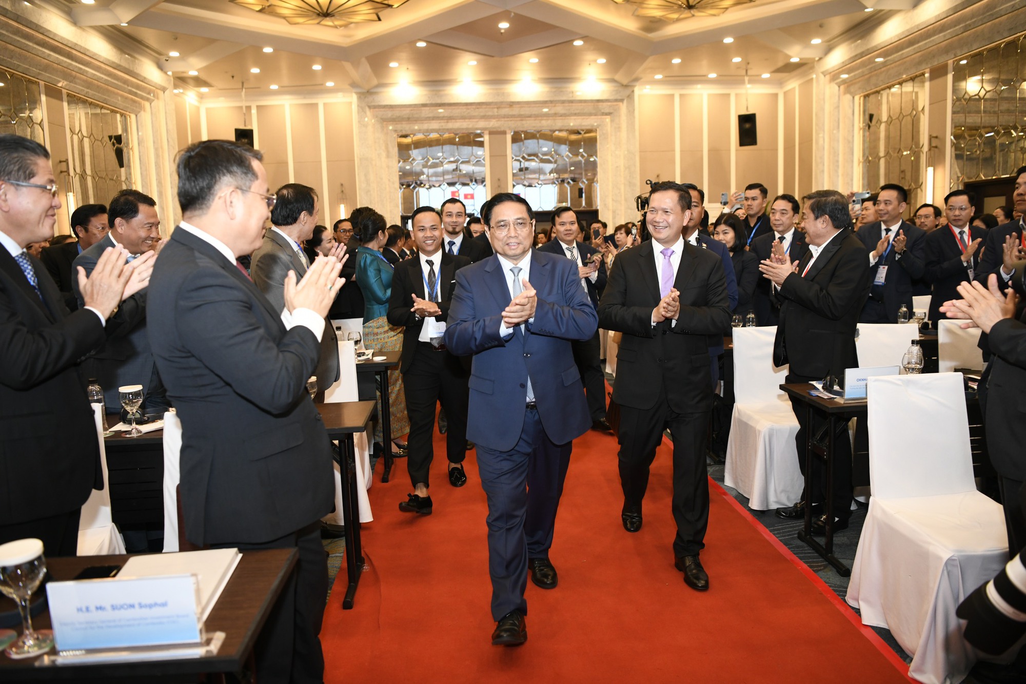 Thủ tướng Phạm Minh Chính và Thủ tướng Campuchia Hun Manet đến dự Diễn đàn xúc tiến đầu tư và thương mại Việt Nam-Campuchia - Ảnh: VGP.