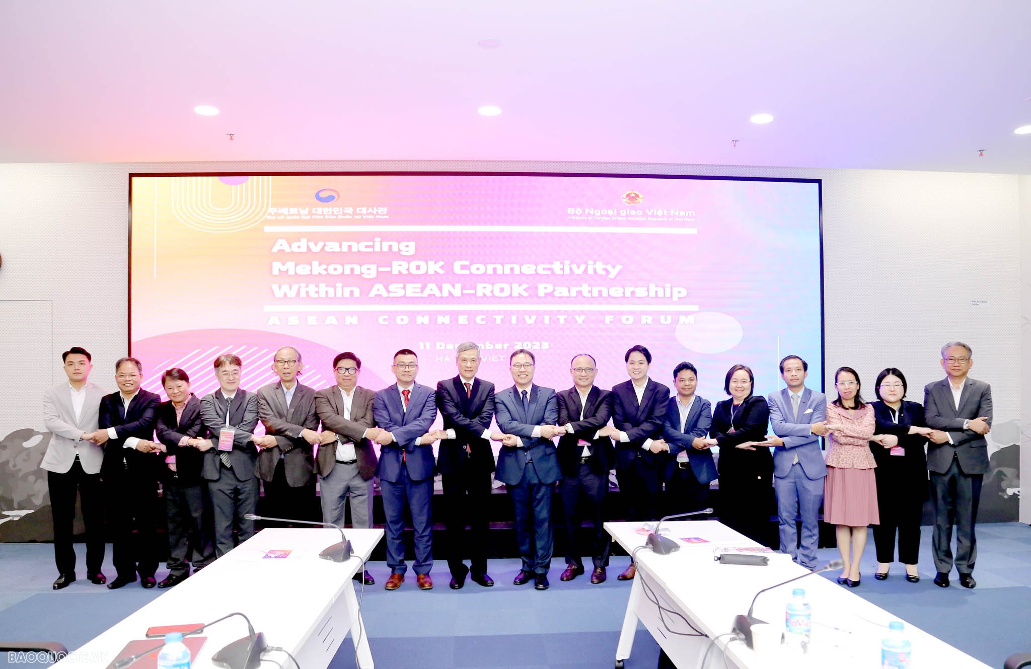 Standing Deputy Minister of Foreign Affairs Nguyen Minh Vu and RoK Ambassador to Vietnam Choi Yoongsam with delegates at the seminar. Source: Ministry of Foreign Affairs