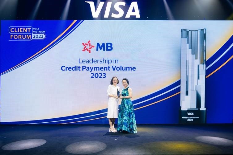 Bà Đặng Tuyết Dung - Giám đốc quốc gia Việt Nam và Lào trao cúp cho đại diện MB.