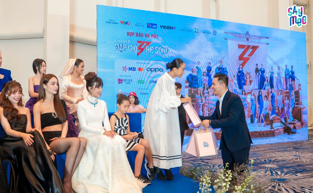 Saymee v&agrave; 30 Chị Đẹp xuất hiện tại họp b&aacute;o ra mắt &ldquo;Chị Đẹp Đạp Gi&oacute; Rẽ S&oacute;ng 2023&rdquo;.