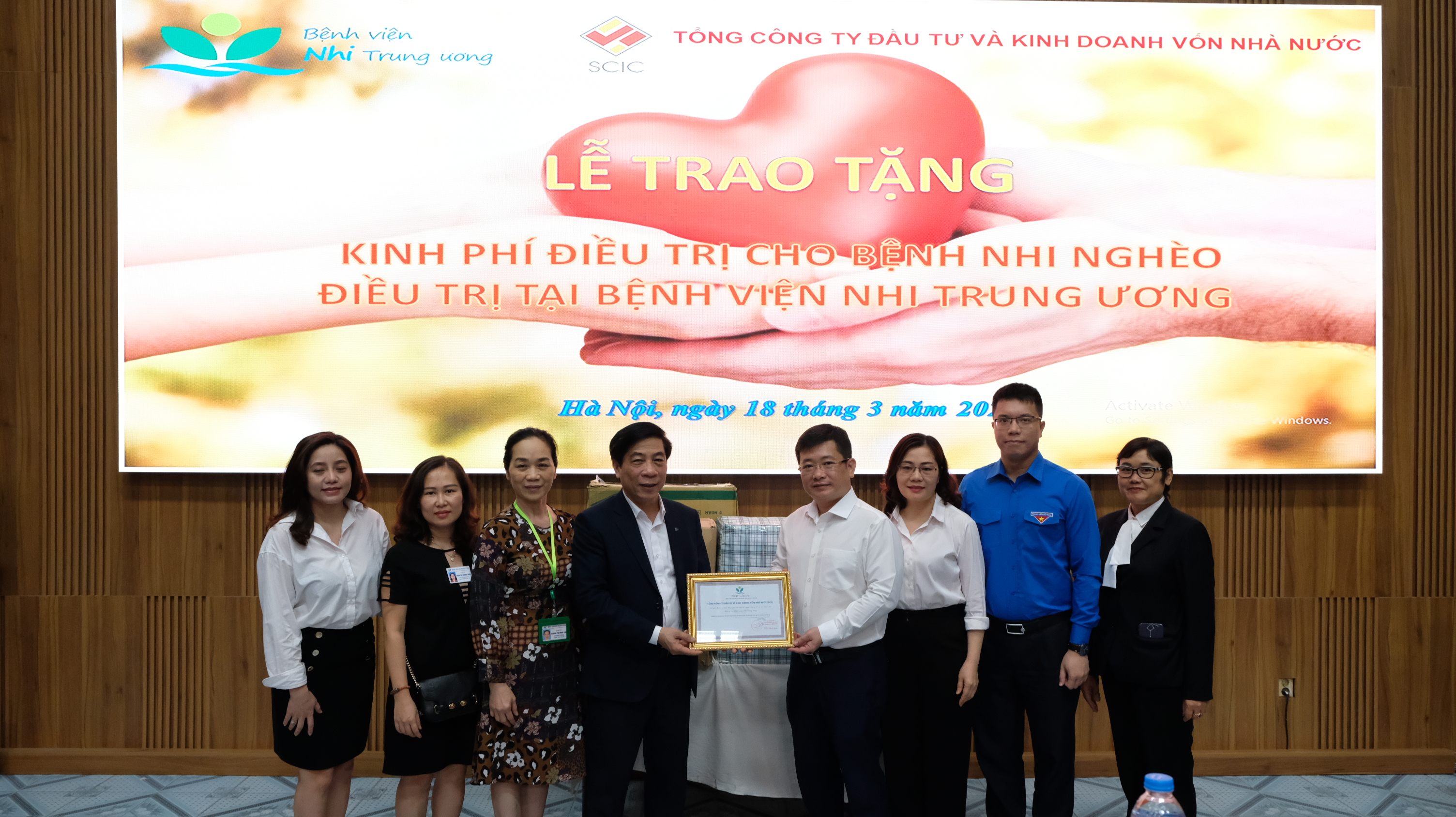 Phó Tổng Giám đốc, Chủ tịch Công đoàn SCIC Đinh Việt Tùng trao tặng Kinh phí điều trị cho bệnh nhi nghèo điều trị tại Bệnh viên Nhi Trung ương.