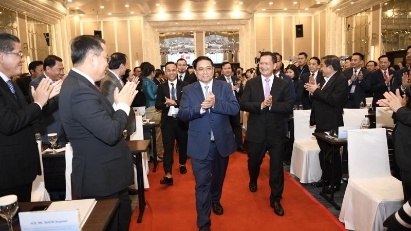 Vietnamese & Cambodian PMs attend trade forum
