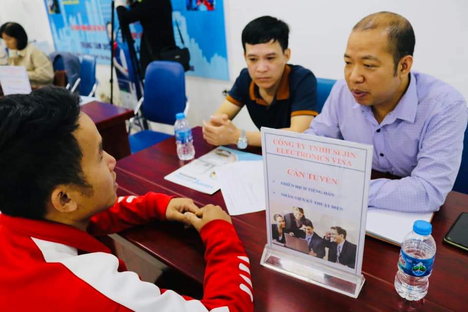 Doanh nghiệp trao đổi trực tiếp với người lao động khi phỏng vấn.&nbsp;