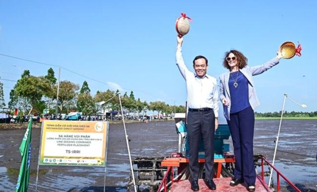 Ph&oacute; Thủ tướng Trần Lưu Quang v&agrave; b&agrave;&nbsp;Carolyn Turk tham gia gieo sạ l&uacute;a bằng m&aacute;y.