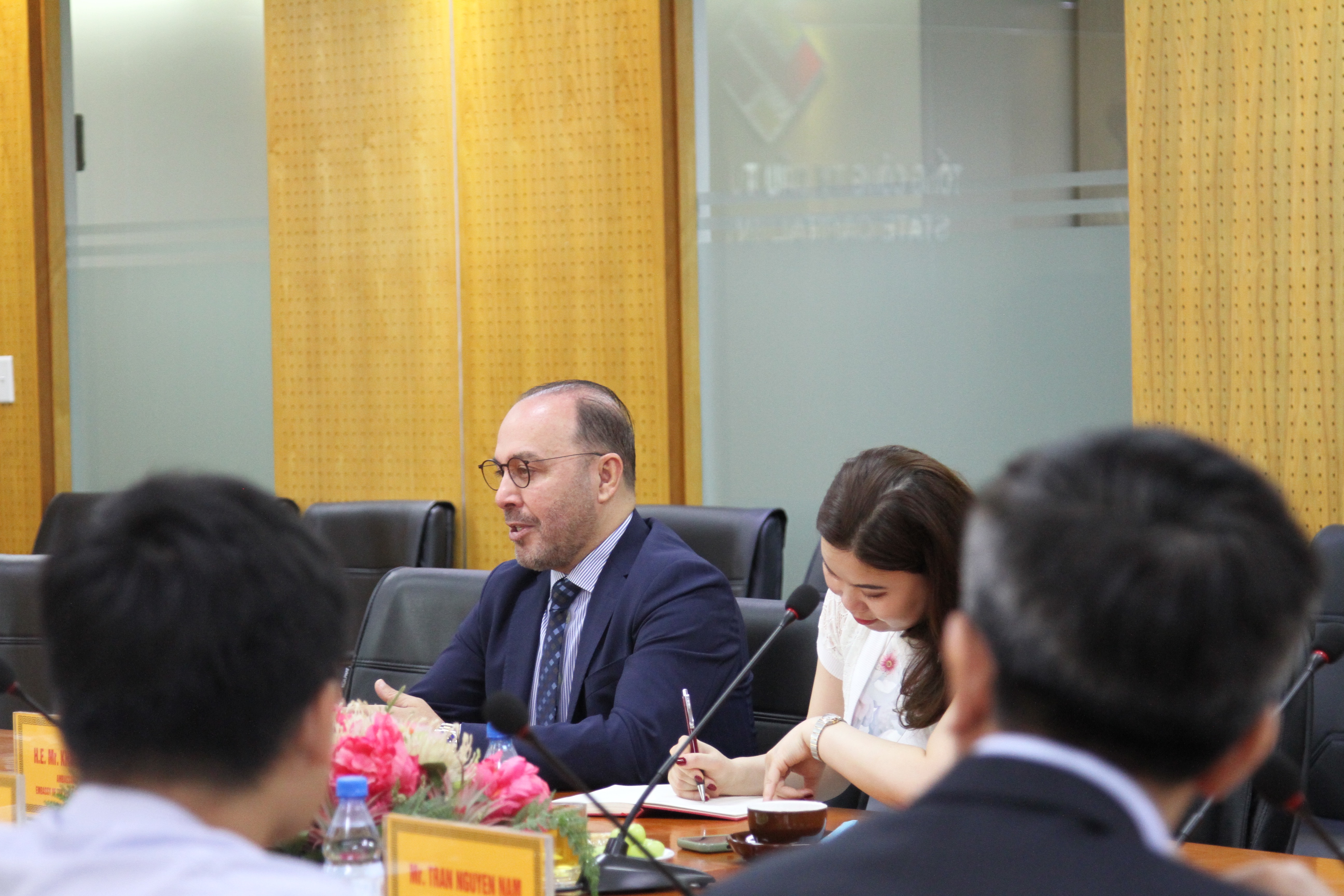 Ng&agrave;i Khalid Ali Abdullah Abel - Đại sứ Qatar tại Việt Nam trao đổi tại buổi l&agrave;m việc.