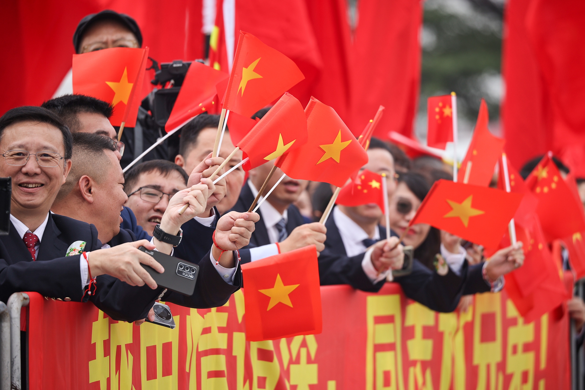 Đ&ocirc;ng đảo c&aacute;n bộ, nh&acirc;n vi&ecirc;n Đại sứ qu&aacute;n Trung Quốc tại Việt Nam; đại diện c&aacute;c tầng lớp nh&acirc;n d&acirc;n Việt Nam v&agrave; người Trung Quốc tại Việt Nam nồng nhiệt ch&agrave;o đ&oacute;n Tổng B&iacute; thư, Chủ tịch nước Tập Cận B&igrave;nh, Phu nh&acirc;n v&agrave; Đo&agrave;n đại biểu Trung Quốc. Ảnh: VGP.