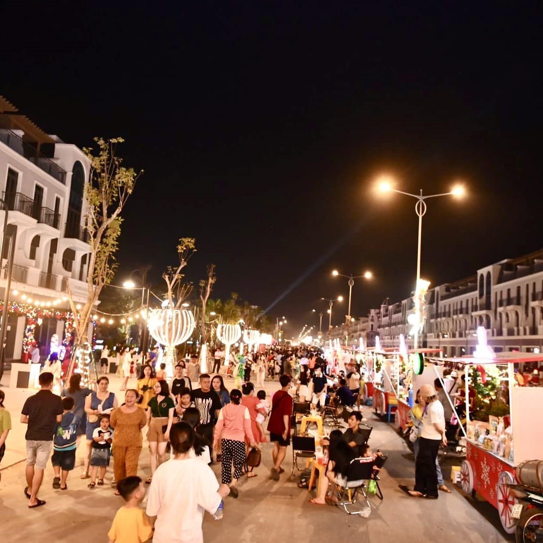 Cảnh tr&iacute; rực rỡ với sự cộng hưởng giữa &acirc;m thanh, &aacute;nh s&aacute;ng gi&uacute;p nơi đ&acirc;y l&agrave; điểm đến nổi bật, khoảnh khắc m&ugrave;a Noel trở n&ecirc;n vui vẻ, tấp nập hơn bao giờ hết.