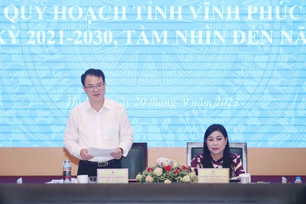 Thứ trưởng Trần Quốc Phương chỉ rõ, muốn phát triển vững mạnh, tỉnh Vĩnh Phúc cần xác định rõ được các tiềm năng riêng có, các thế mạnh khác biệt và nổi trội. Ảnh: MPI
