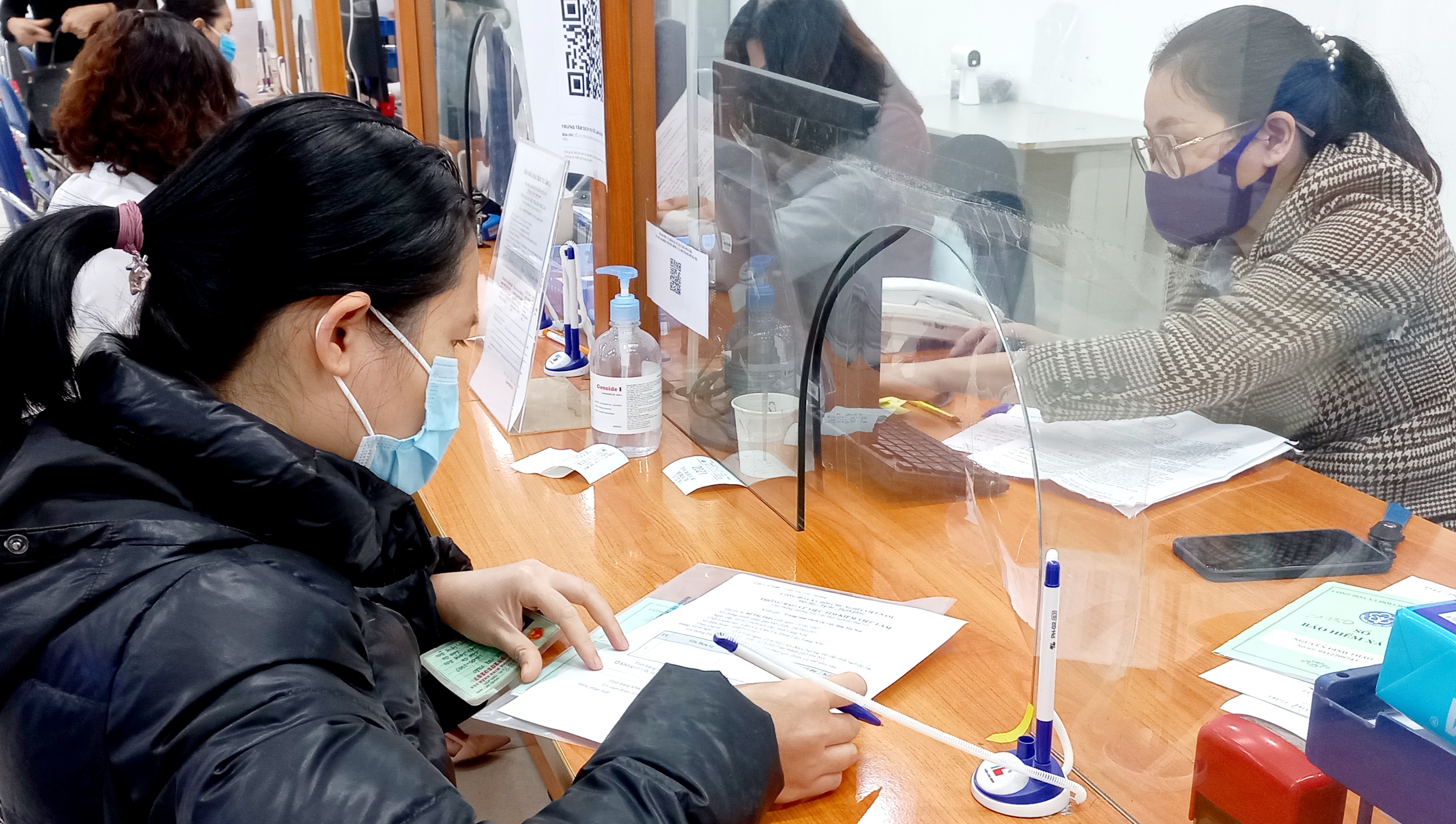 Người lao động l&agrave;m thủ tục li&ecirc;n quan đến bảo hiểm. Ảnh - N.Dương.&nbsp;