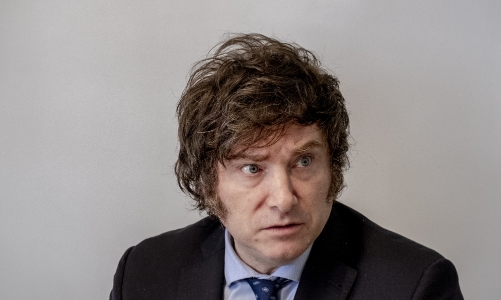 Vừa lên cầm quyền, Tổng thống Argentina đã phá giá đồng tiền một nửa