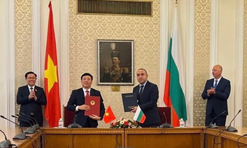 Chủ tịch UBND tỉnh Vĩnh Phúc Lê Duy Thành và ông Ludmil Dimitrov Veselinov, Tỉnh trưởng tỉnh Pernik ký kết Biên bản ghi nhớ trước sự chứng kiến của Chủ tịch Quốc hội Vương Đình Huệ và lãnh đạo các bộ, ngành hai nước Việt Nam và Bulgaria.