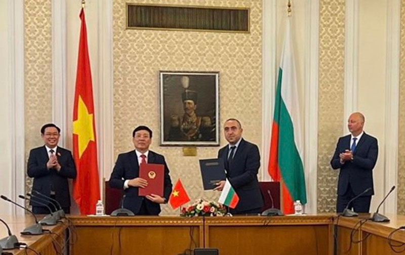 Chủ tịch UBND tỉnh Vĩnh Phúc Lê Duy Thành và ông Ludmil Dimitrov Veselinov, Tỉnh trưởng tỉnh Pernik ký kết Biên bản ghi nhớ trước sự chứng kiến của Chủ tịch Quốc hội Vương Đình Huệ và lãnh đạo các bộ, ngành hai nước Việt Nam và Bulgaria.