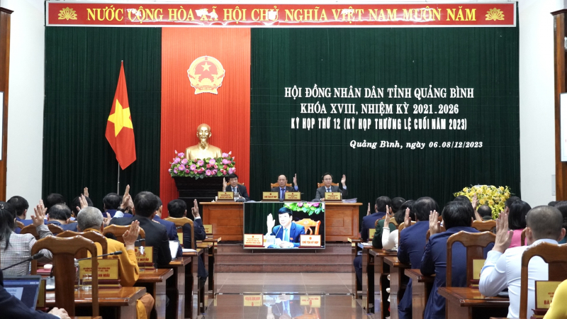 Các đại biểu HĐND tỉnh Quảng Bình biểu quyết thông qua các nội dung Nghị quyết