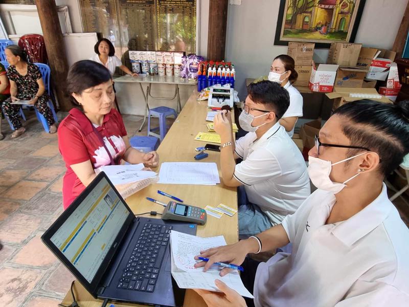 Chi trả lương hưu cho người hưởng tại Hà Nội. Ảnh - Thu Hiền.