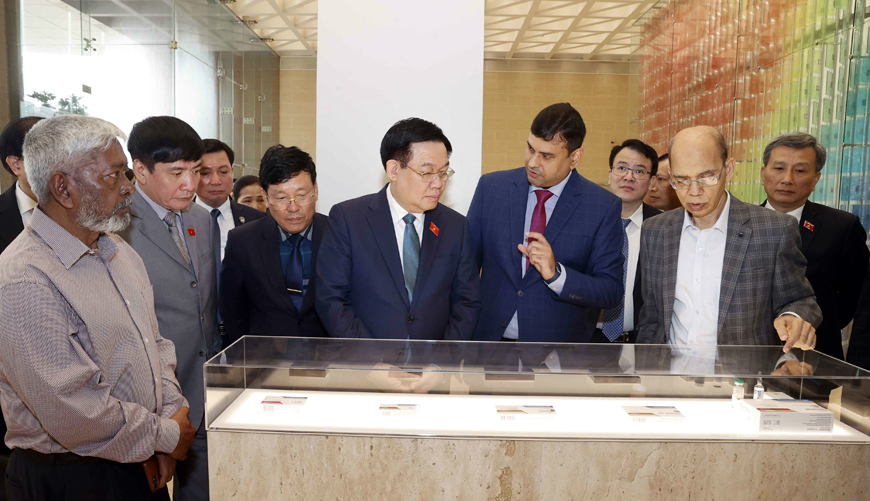 Lãnh đạo Tập đoàn Beximco giới thiệu sản phẩm của Tập đoàn.
