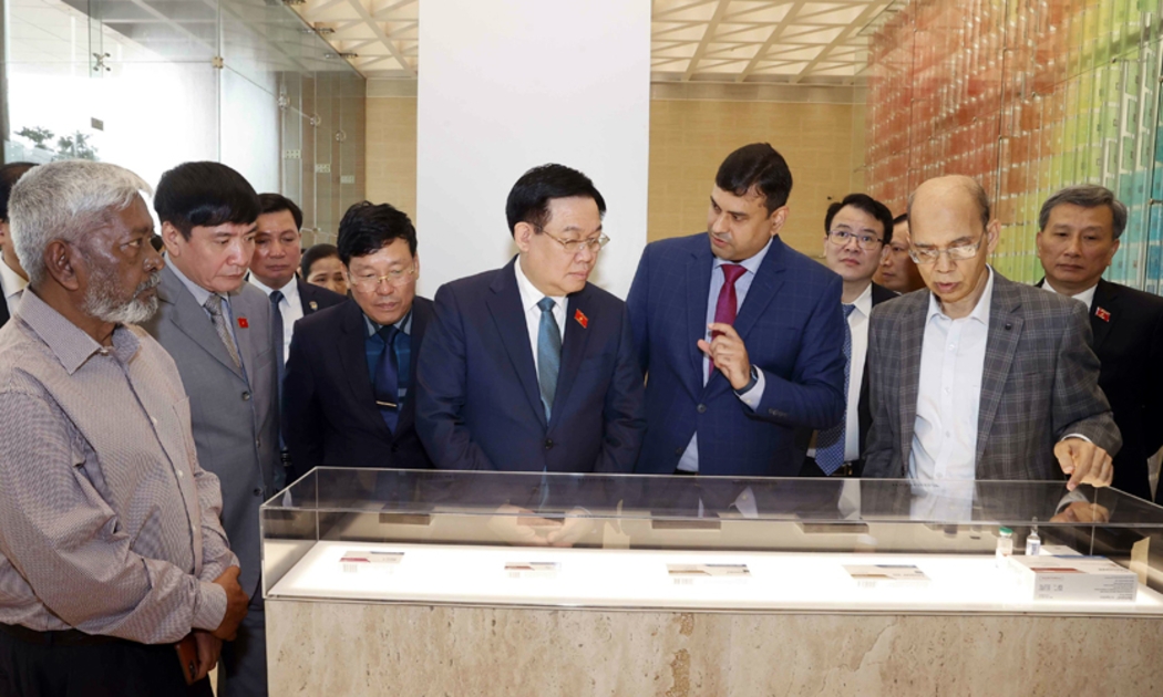 Lãnh đạo Tập đoàn Beximco giới thiệu sản phẩm của Tập đoàn.