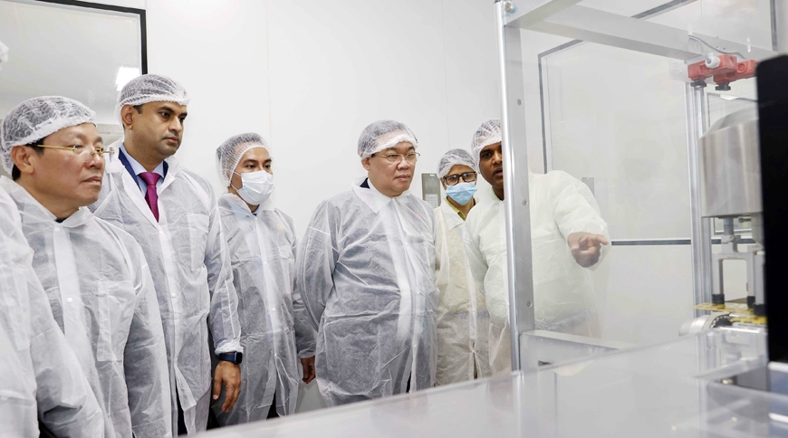 Chủ tịch UBND tỉnh L&ecirc; Duy Th&agrave;nh v&agrave; Đo&agrave;n đại biểu cấp cao Quốc hội Việt Nam thăm khu chế xuất dược phẩm Tập đo&agrave;n Beximco.