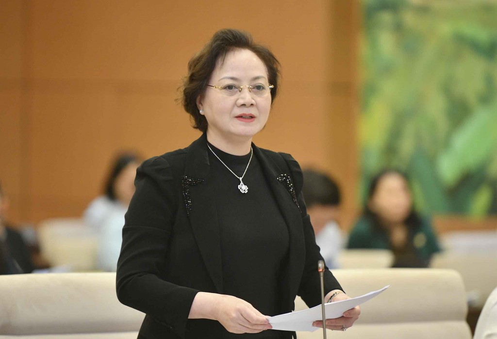 Bộ trưởng Bộ Nội vụ Phạm Thị Thanh Trà trình bày Tờ trình của Chính phủ. Ảnh: Quốc hội