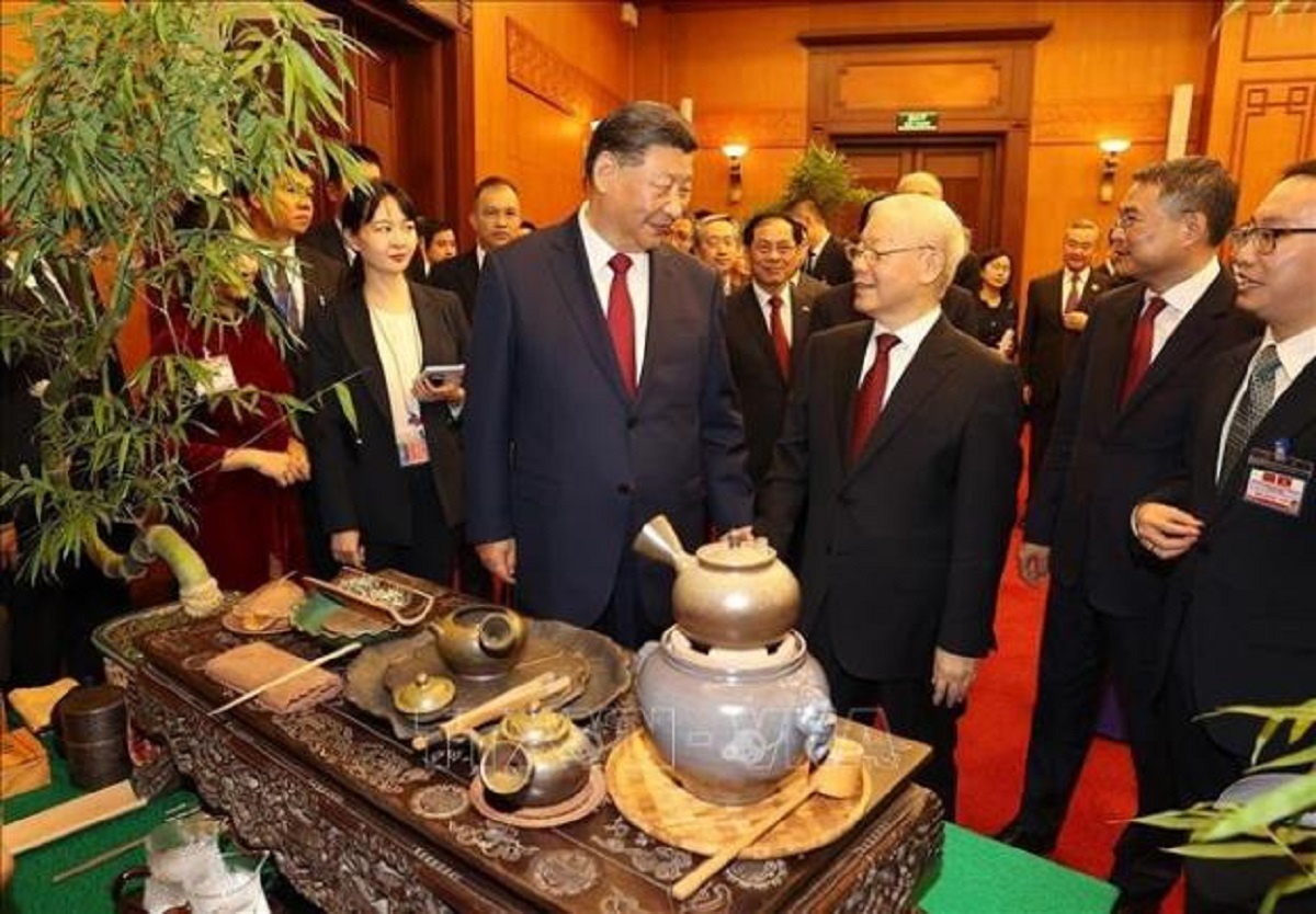 Tổng Bí thư Nguyễn Phú Trọng thân mật mời Tổng Bí thư, Chủ tịch nước Trung Quốc Tập Cận Bình dự tiệc trà. Ảnh: TTXVN.
