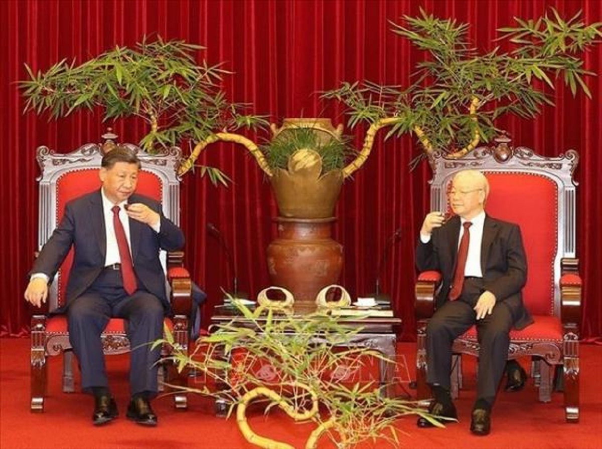 Hai nhà lãnh đạo thưởng trà. Ảnh: TTXVN.