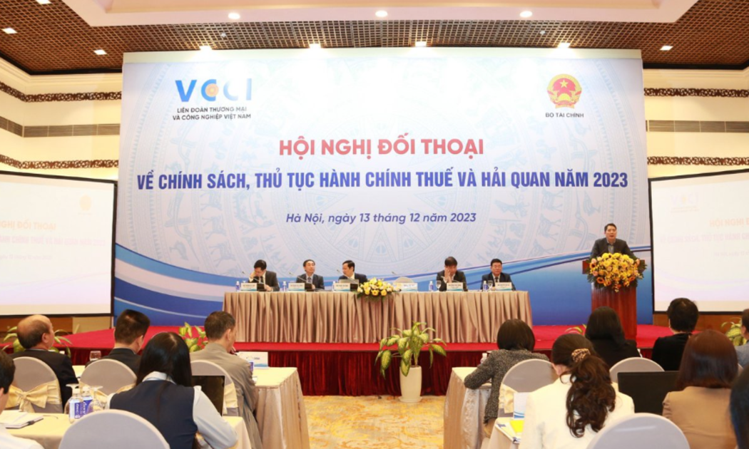 Cơ quan thuế, hải quan giải đáp vướng mắc cho doanh nghiệp tại hội nghị.