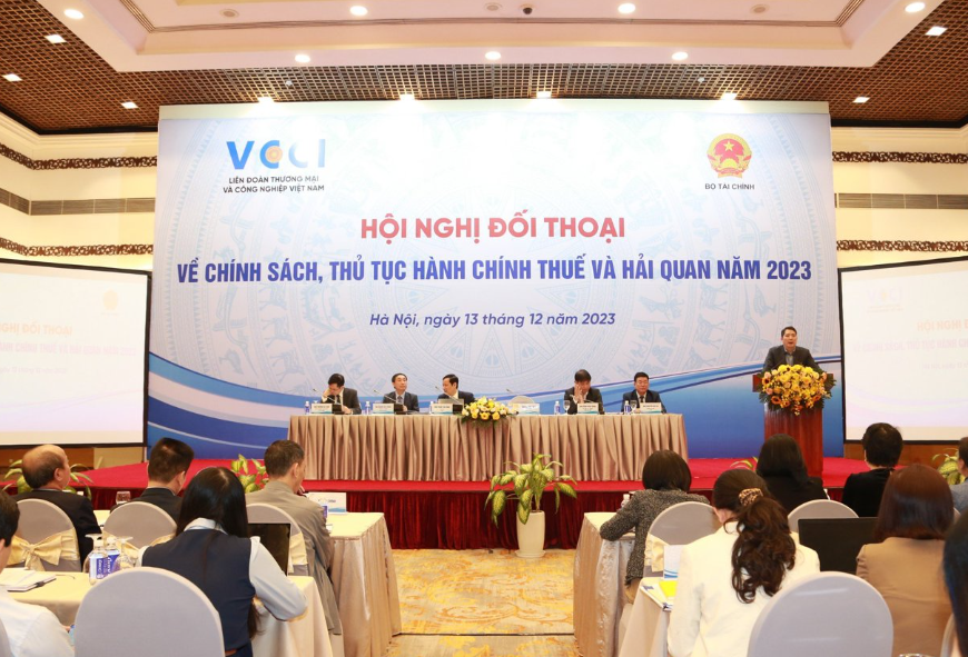 Cơ quan thuế, hải quan giải đáp vướng mắc cho doanh nghiệp tại hội nghị.