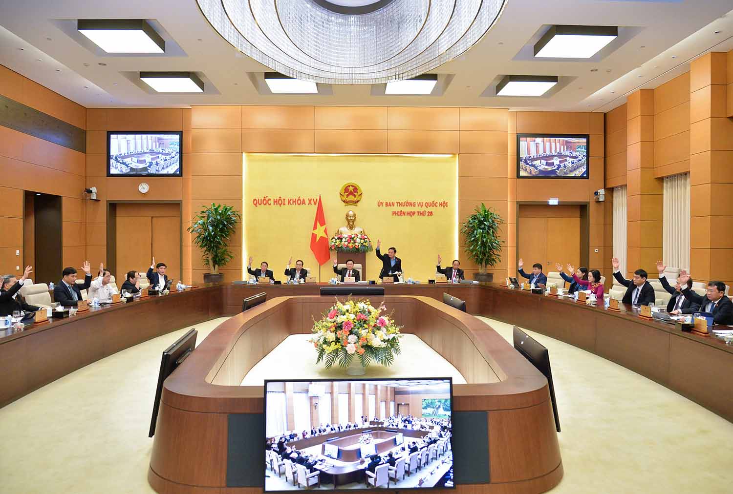 Các thành viên Ủy ban Thường vụ Quốc hội biểu quyết thông qua các nghị quyết. Ảnh: Quốc Hội