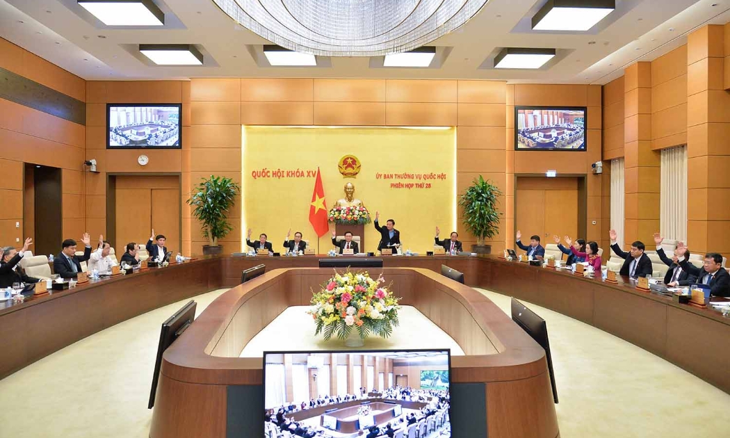 Các thành viên Ủy ban Thường vụ Quốc hội biểu quyết thông qua các nghị quyết. Ảnh: Quốc Hội